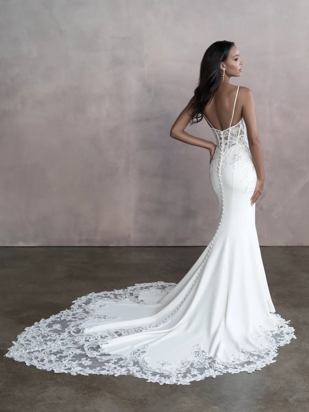 Espalda y cola de encaje floral del vestido de novia Allure 9815 en atelier Floriana Benítez