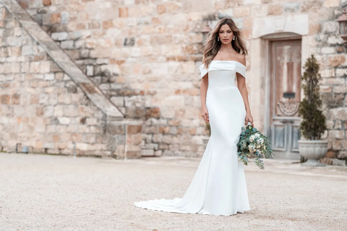 Vestido de novia off-shoulder con aplicaciones florales Allure A1262 en atelier Belgrano