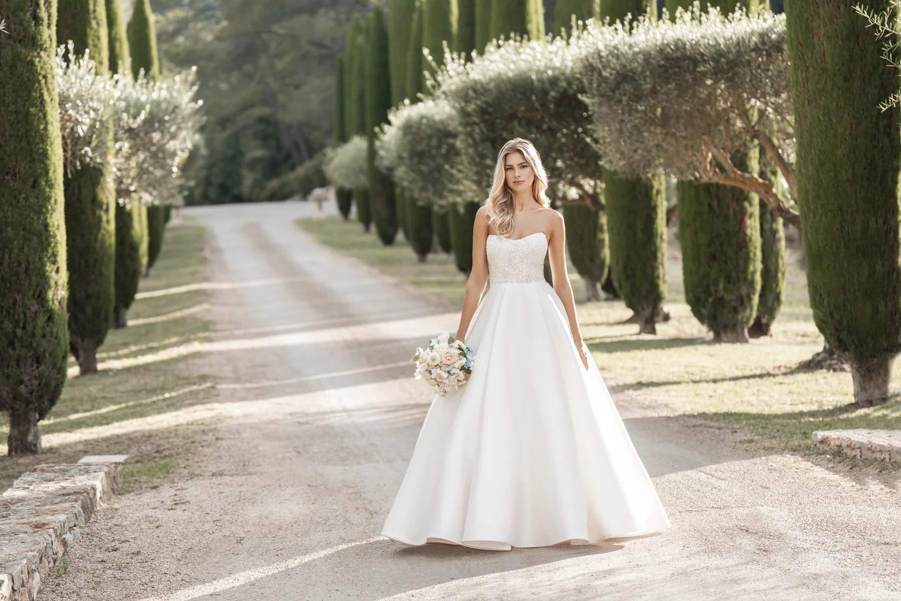 Vestido de novia Allure A1307 de espalda con cola barrida, Floriana Benítez Buenos Aires