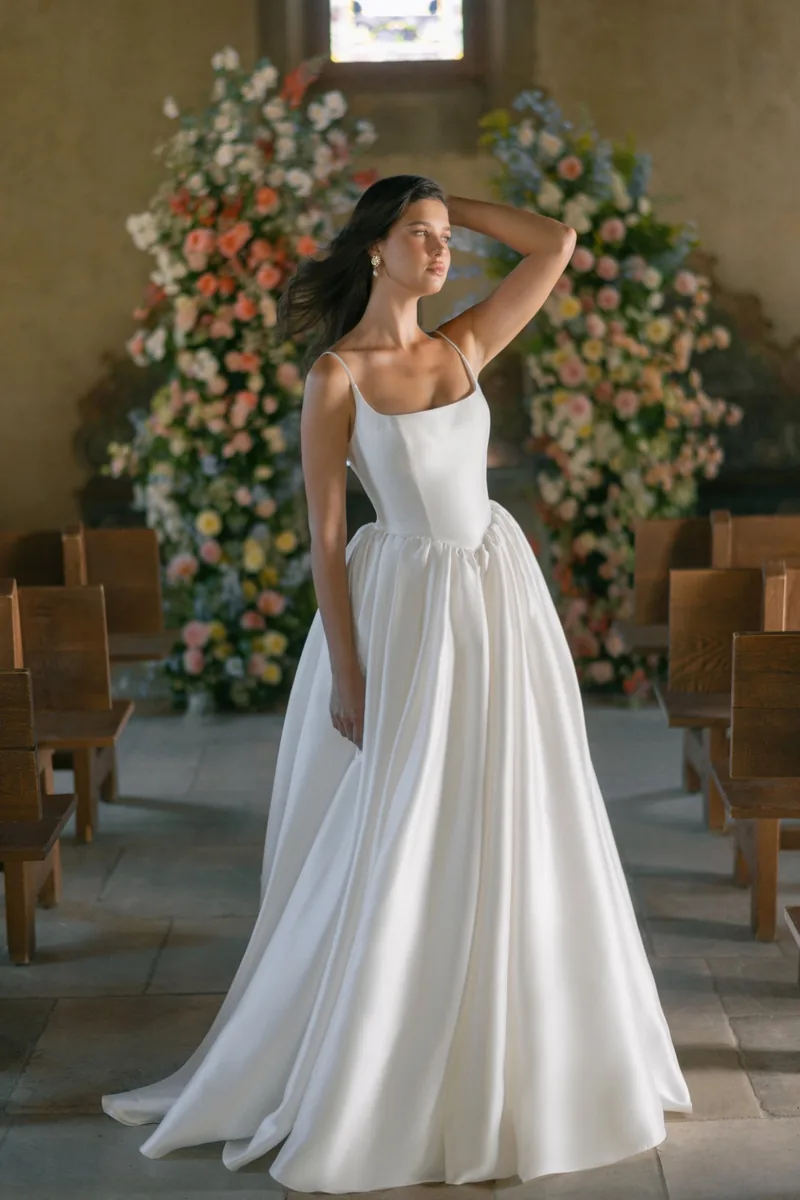 Vestido de novia de satén con cola capilla Allure A1402 en Buenos Aires