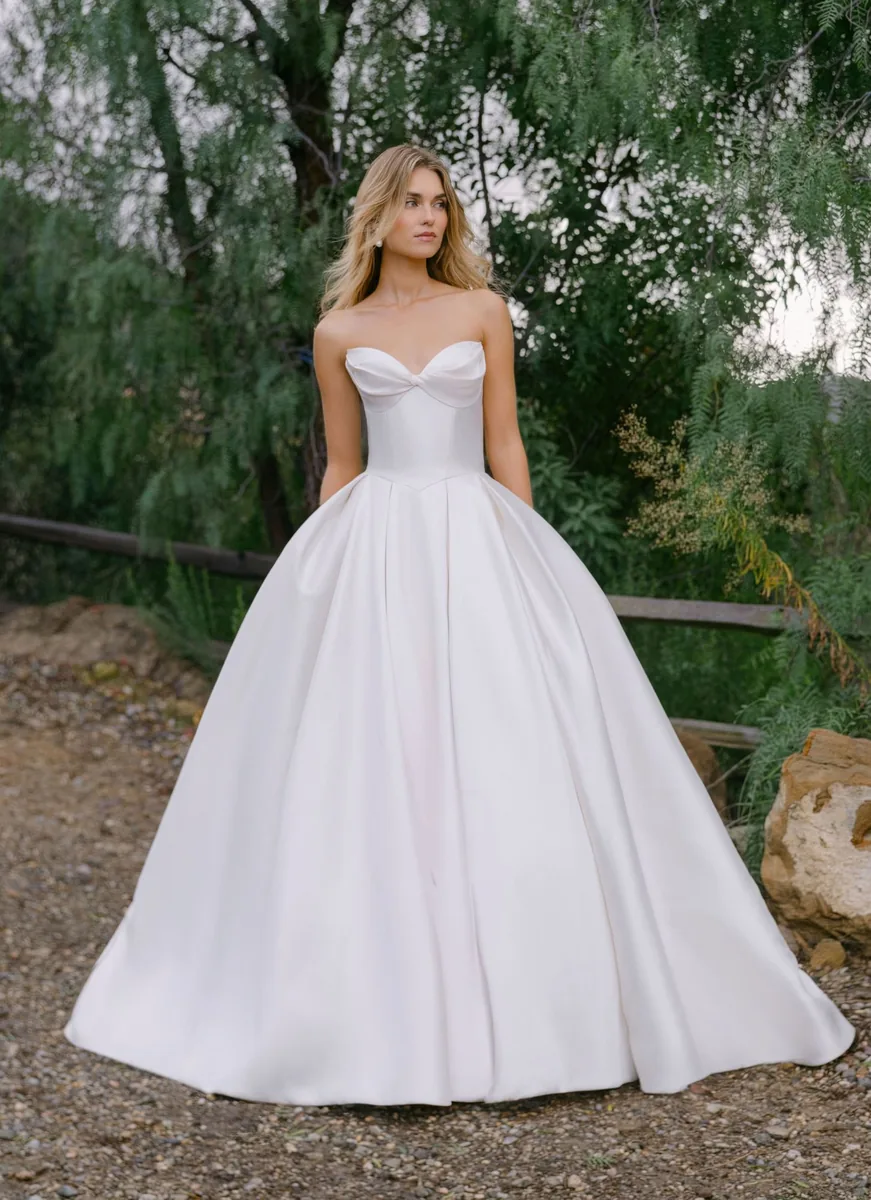 Vestido de novia floral corte A-line Allure E457 en atelier Floriana Benítez