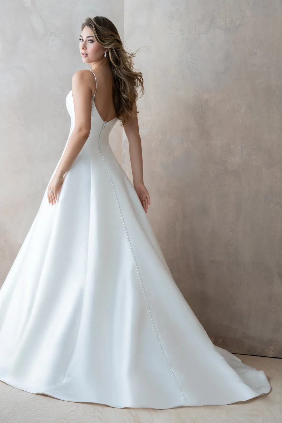 Vestido de novia Allure E462 slip dress de satén, vista de estudio, Floriana Benítez