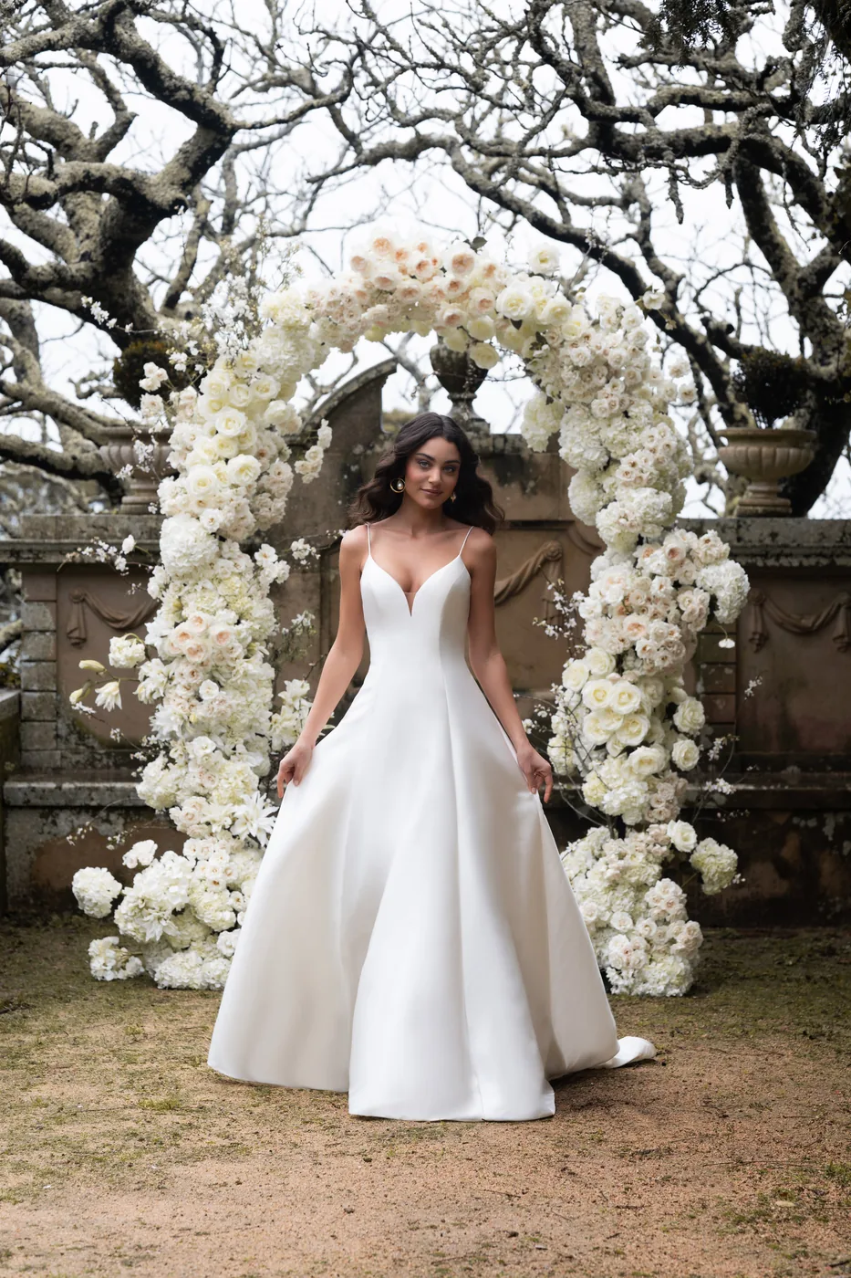 Vestido de novia Allure E462 slip dress de satén con tiras bordadas en Belgrano