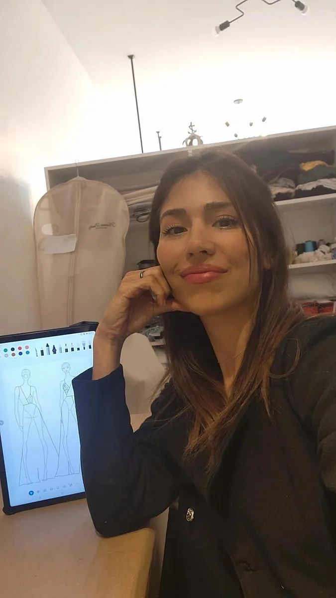 Floriana Benítez dibujando el boceto de un vestido en su atelier de Belgrano