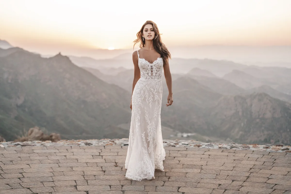 Vestido de novia de alta costura con encaje en el atelier de Floriana Benítez en Belgrano, Buenos Aires