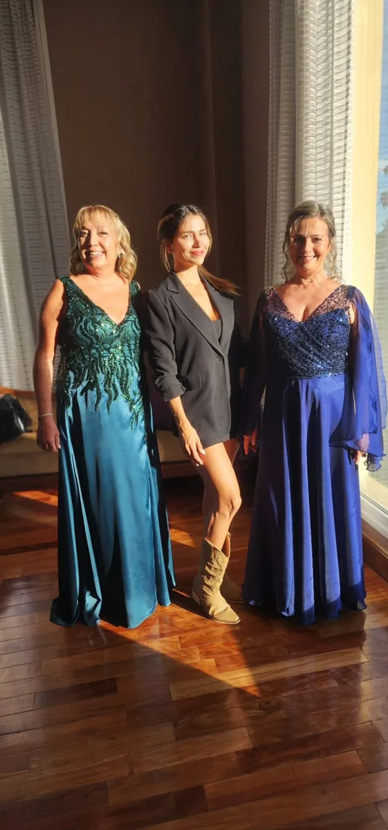 Floriana Benítez con clientas en su atelier de alta costura en Belgrano