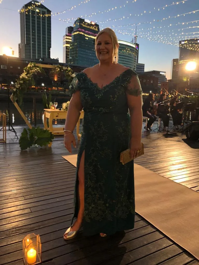 Vestido de madrina verde esmeralda de alta costura de Floriana Benítez