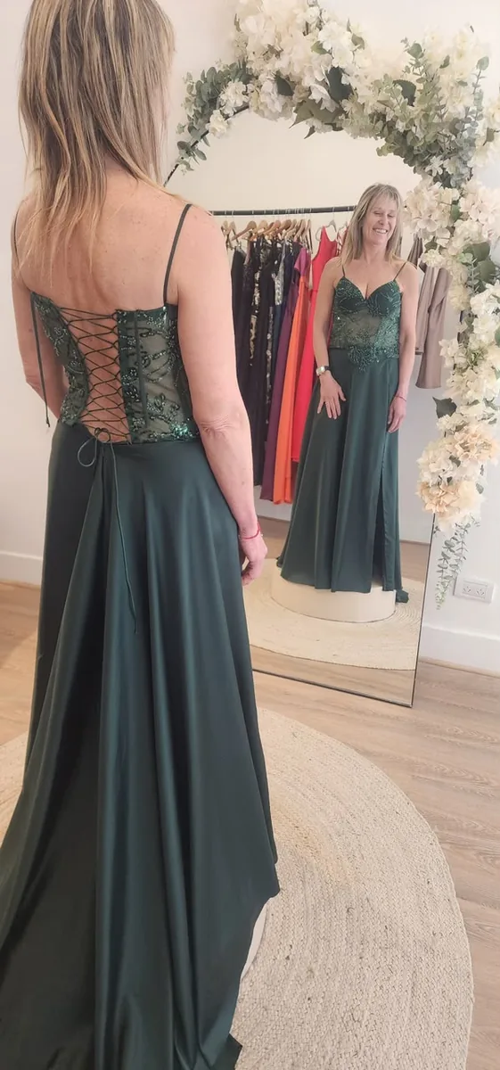Prueba de vestido de madrina verde esmeralda en el showroom de Belgrano