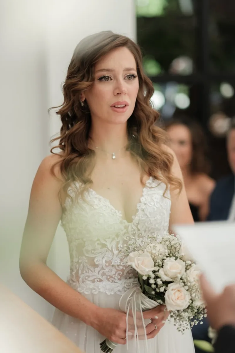 Novia real en ceremonia con vestido de alta costura de Floriana Benítez