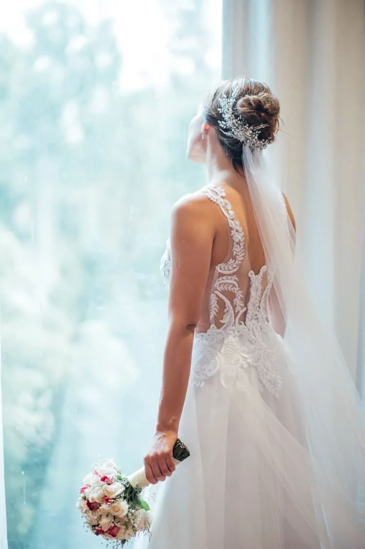 Novia real con velo y vestido a medida de Floriana Benítez, vista de espalda