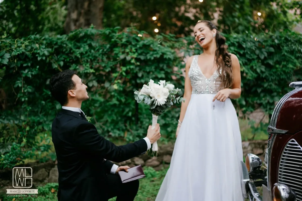 Pareja de novios el día de su boda, vestido de novia a medida de Floriana Benítez