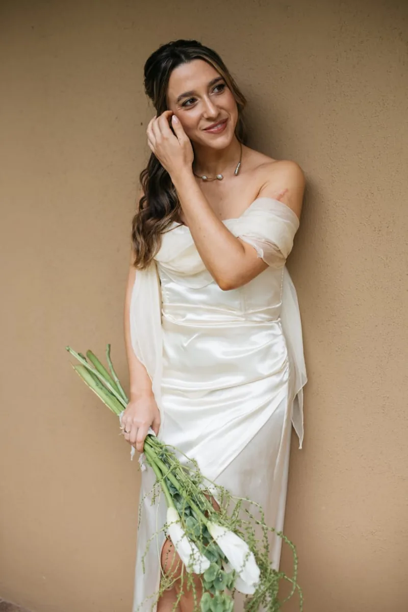 Novia real con vestido de satén y ramo, diseño a medida de Floriana Benítez