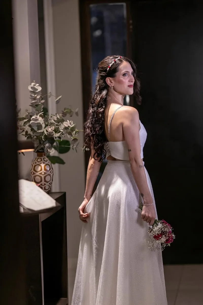 Novia real con vestido two-piece a medida diseñado por Floriana Benítez