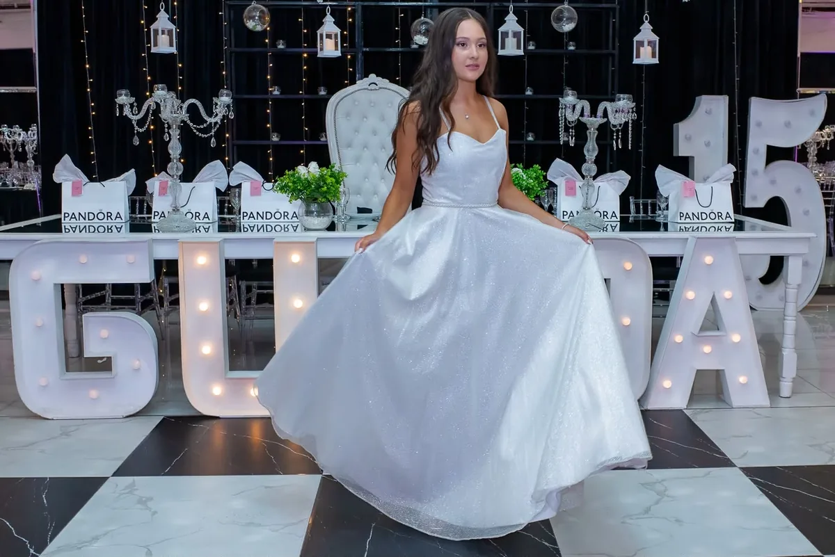Vestido de 15 años blanco con glitter de alta costura Floriana Benítez