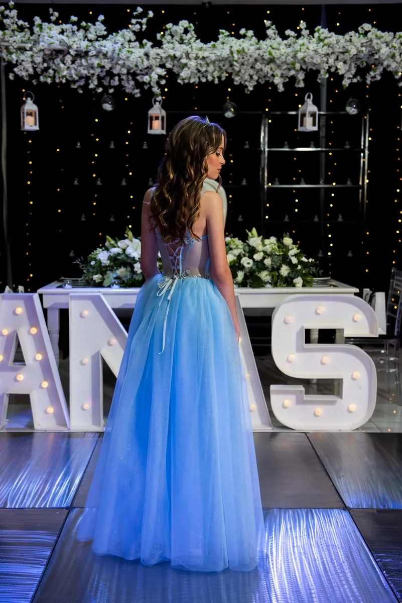Vestido de 15 años celeste con corsetería de diseño propio en Belgrano