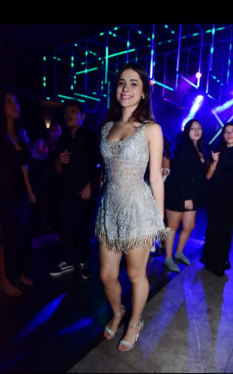 Vestido de 15 años corto estilo glam de diseño propio en atelier de Belgrano