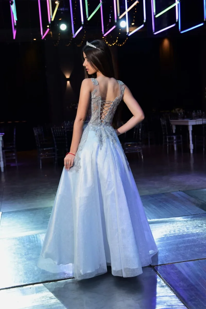 Vestido de 15 años estilo princesa, vista de espalda, diseño propio Floriana Benítez
